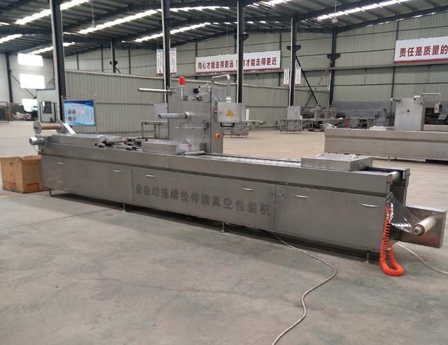全自動(dòng)拉伸膜真空包裝機(jī)使用現(xiàn)場(chǎng)
